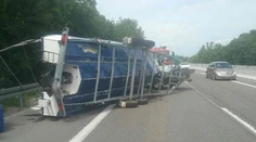 Kuriózna nehoda! Na diaľnici D1 sa prevrátila sedemmetrová loď