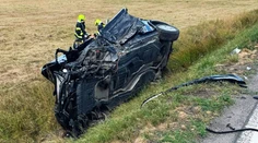 FOTO: Nebezpečná nehoda v Krupine. BMW v protismere narazilo do kamióna, vodič skončil v nemocnici