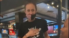 VIDEO: Čašníčka sa neubránila slzám. Žena jej z tohto dôvodu nechala obrovské sprepitné