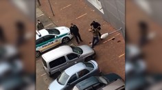 VIDEO: Policajtovi praskli nervy a správal sa ako nepríčetný. Kopal do muža ležiaceho na parkovisku