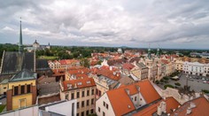 Desivý incident v bytovke: Chcel, aby sused stíšil hudbu. Ten mu otvoril so samopalom v ruke