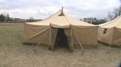 Osadníci, ktorým v obci Svinia zhoreli unimobunky, stále nemajú kde bývať. Aj stany im sfúklo