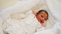 Belošskému páru sa narodilo černošské dieťa. Klinika odmieta vysvetliť, kde sa stala chyba