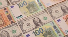 Euro spadlo na dvadsaťročné minimum. Stálo menej ako dolár