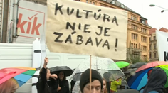Umelci opäť vyšli do ulíc. Pokúšajú sa o odvolanie ministerky kultúry