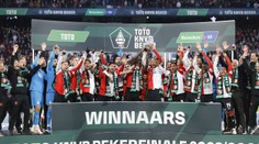 Dávid Hancko s Leom Sauerom oslavujú zisk trofeje. Feyenoordu stačil vo finále jediný presný zásah