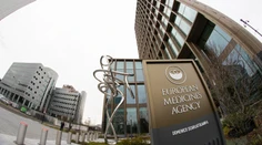 Európska lieková agentúra schválila podanie tretej dávky vakcíny od Pfizeru