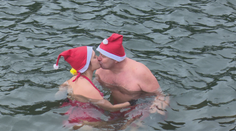 Desiatky otužilcov sa na Štedrý deň vrhli do vôd tajchu Klinger v Banskej Štiavnici