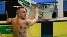 Zaujali vás červené kruhy na športovcoch a neviete, z čoho sú? Vysvetlenie je však jednoduché