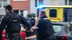 V Pardubiciach vypadlo z okna dieťa, príbuzný bránil v jeho záchrane