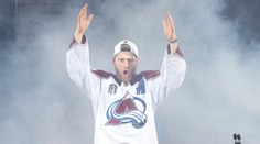 MacKinnon podpísal s Coloradom novú zmluvu. Za sezónu zarobí najviac v histórii NHL
