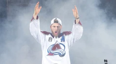 MacKinnon podpísal s Coloradom novú zmluvu. Za sezónu zarobí najviac v histórii NHL