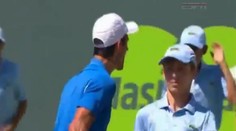 Djokovičovi praskli nervy. Vyzúril sa na malom chlapcovi