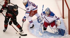 Carolina postúpila do 1. kola play off, Aho si pripísal dva góly