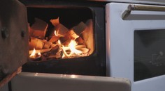 Sekery a štiepačky v akcii: Chladné októbrové rána nútia ľudí prikúriť si, drevo je stále ekonomicky najvýhodnejšie