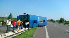Piatková nehoda autobusu má druhú obeť. Zomrela aj 75-ročná cestujúca
