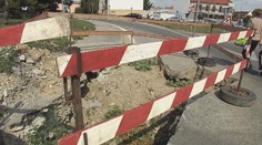 Iba na Slovensku: V strede križovatky pred pár mesiacmi vykopali obrovskú jamu a odišli