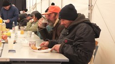 Každý si zaslúži druhú šancu. Štedrú večeru bezdomovcom pripravila charita aj podnikateľ