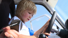 Malý pretekár! Bruno má štyri roky a už jazdí na aute