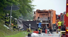 Päť ľudí zahynulo po tom, ako sa smetiarske vozidlo prevrátilo na auto