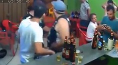 Maskovaný lupič prikázal všetkým, aby si ľahli na zem. Reakciu štamgasta nepochopíte