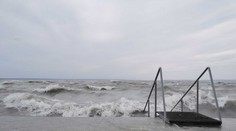 VIDEO: Silný vietor víchrice Ignác „presťahoval“ vodu z Balatonu