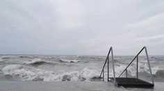 VIDEO: Silný vietor víchrice Ignác „presťahoval“ vodu z Balatonu