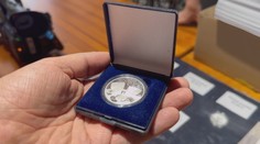 Spustil sa predaj zberateľskej mince k 80. výročiu SNP. Ľudia na ňu čakali v rade od skorého rána