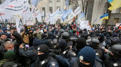 Protipandemický protest na Ukrajine sa zmenil na násilné demonštrácie. Zranilo sa až 40 policajtov