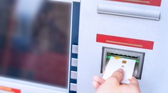 Dievčaťu na účte omylom pristáli tisíce eur. Jej matka ich minula na darčeky, teraz jej hrozí väzenie