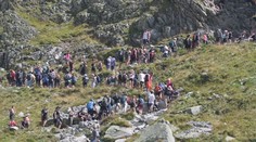 Tisíce ľudí na chodníkoch, miestami zápchy. V smere na Rysy sa stálo v dlhých radoch