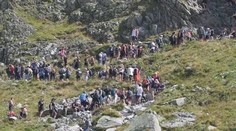 Tisíce ľudí na chodníkoch, miestami zápchy. V smere na Rysy sa stálo v dlhých radoch