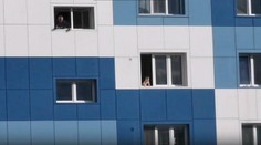 VIDEO: Šokujúce zábery. Batoľa sa vykláňalo z okna, ratoval ho hasič