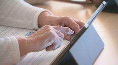 Starí ľudia na Slovensku sú na tom s digitálnymi zručnosťami veľmi zle. To však chce zmeniť projekt Digitálni seniori