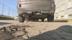 Onedlho začne platiť zákaz parkovať na chodníku. Niekde s tým môže byť problém