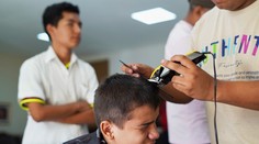 Salvádor zavádza prísne pravidlá obliekania pre študentov a ich účesy