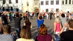 Pokus o slovenský rekord. Na námestí v Bratislave sa roztancovali desiatky ľudí