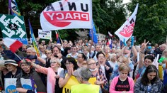 Tisíce ľudí v Poľsku protestovali proti návrhu na zmenu mediálneho zákona