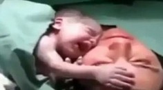 Dojímavé video: Novorodenec nechcel pustiť matkinu tvár