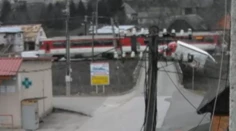Zrážku vlaku s dodávkou pri Prievidzi zachytila bezpečnostná kamera
