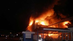 OBRAZOM: Po požiari zničený sklad Jasplastik v Galante