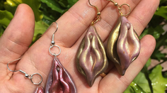 Žena vyrába prekrásne šperky v tvare ženského prirodzenia