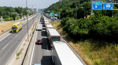 Hromadná nehoda za tunelom Sitina smerom do Petržalky komplikovala dopravu, vodiči hlásili hodinové zdržanie
