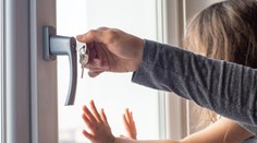 Rodičia mesiace držali svoje tri deti zavreté v izbách. Báli sa, že sa nakazia koronavírusom