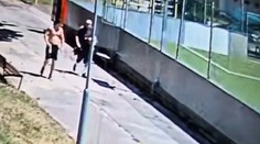 VIDEO: Svalnatý mladík za bieleho dňa dobil dôchodcu na ihrisku a ušiel. Polícia po ňom pátra