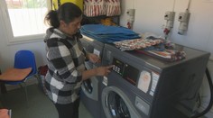V Lomničke funguje kontajnerová práčovňa pre Rómov. Projekt farára a sestier mení život celej osady