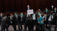 VIDEO: Bitka poslancov v hongkonskom parlamente: Niektorí si to nakrúcali na mobil