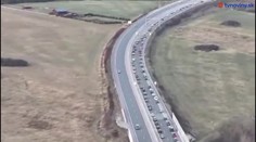 Rozsiahla kolóna na D1 počas Vianoc. Polícia zverejnila video z dronu