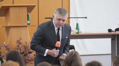 „Choďte bojovať na Ukrajinu, zoberte si samopaly,“ hovoril Fico študentom. Mladí ho konfrontovali s nepríjemnými otázkami