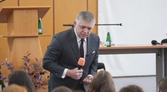„Choďte bojovať na Ukrajinu, zoberte si samopaly,“ hovoril Fico študentom. Mladí ho konfrontovali s nepríjemnými otázkami
